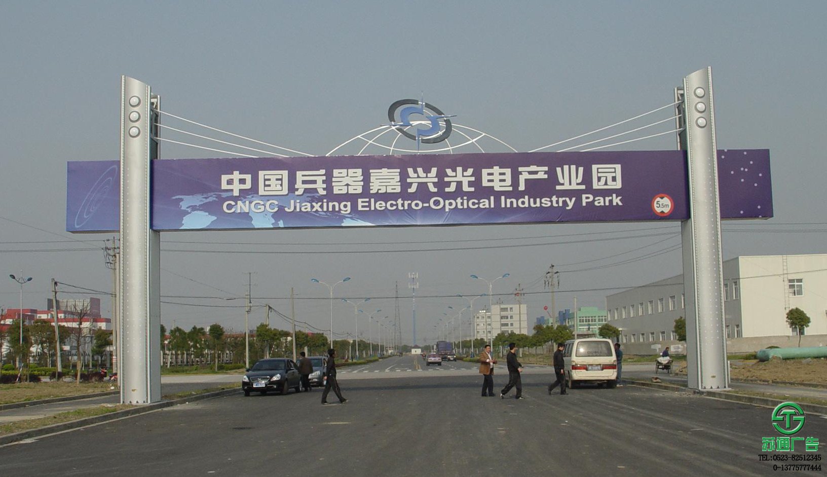 跨街廣告牌生產(chǎn)廠家提供周到的設(shè)計、制作、安裝、維護(hù)服務(wù)